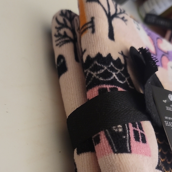 Halloween Themed Hand Towels - Picture 3 of 4